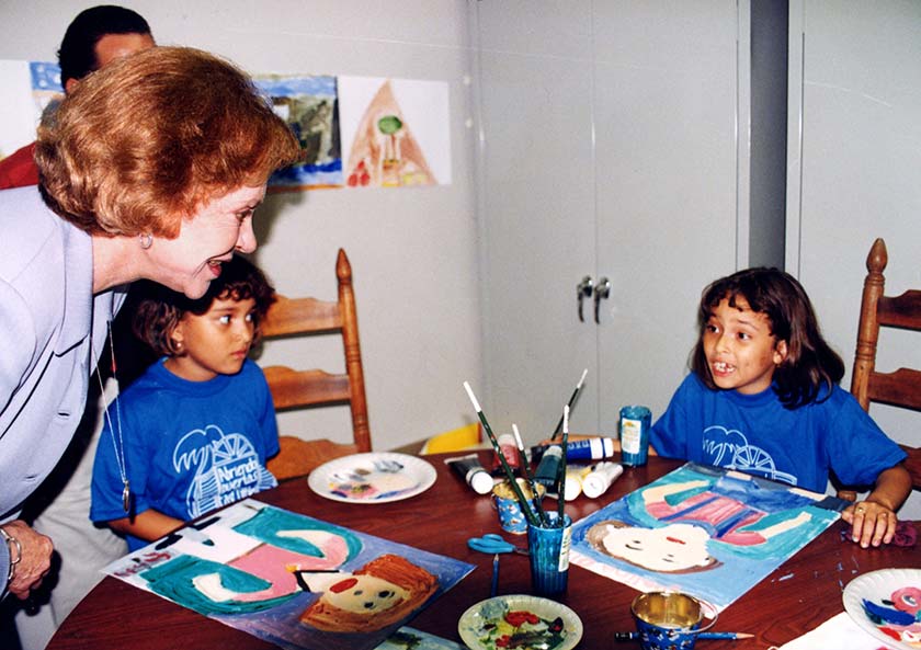 Photo of Rosalynn Carter visiting Abriendo Puertas in1999.